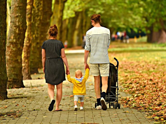 Choisir un jouet nomade sécurisé et éducatif