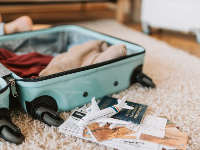 Voyager léger avec les enfants : la solution Travel Box d’Héliades